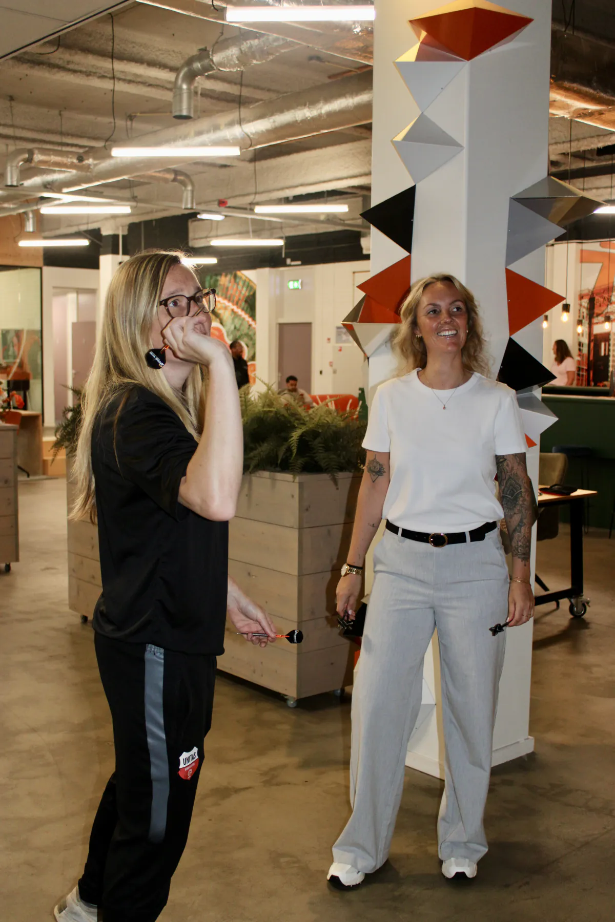 Twee collega's lopen samen door het kantoor