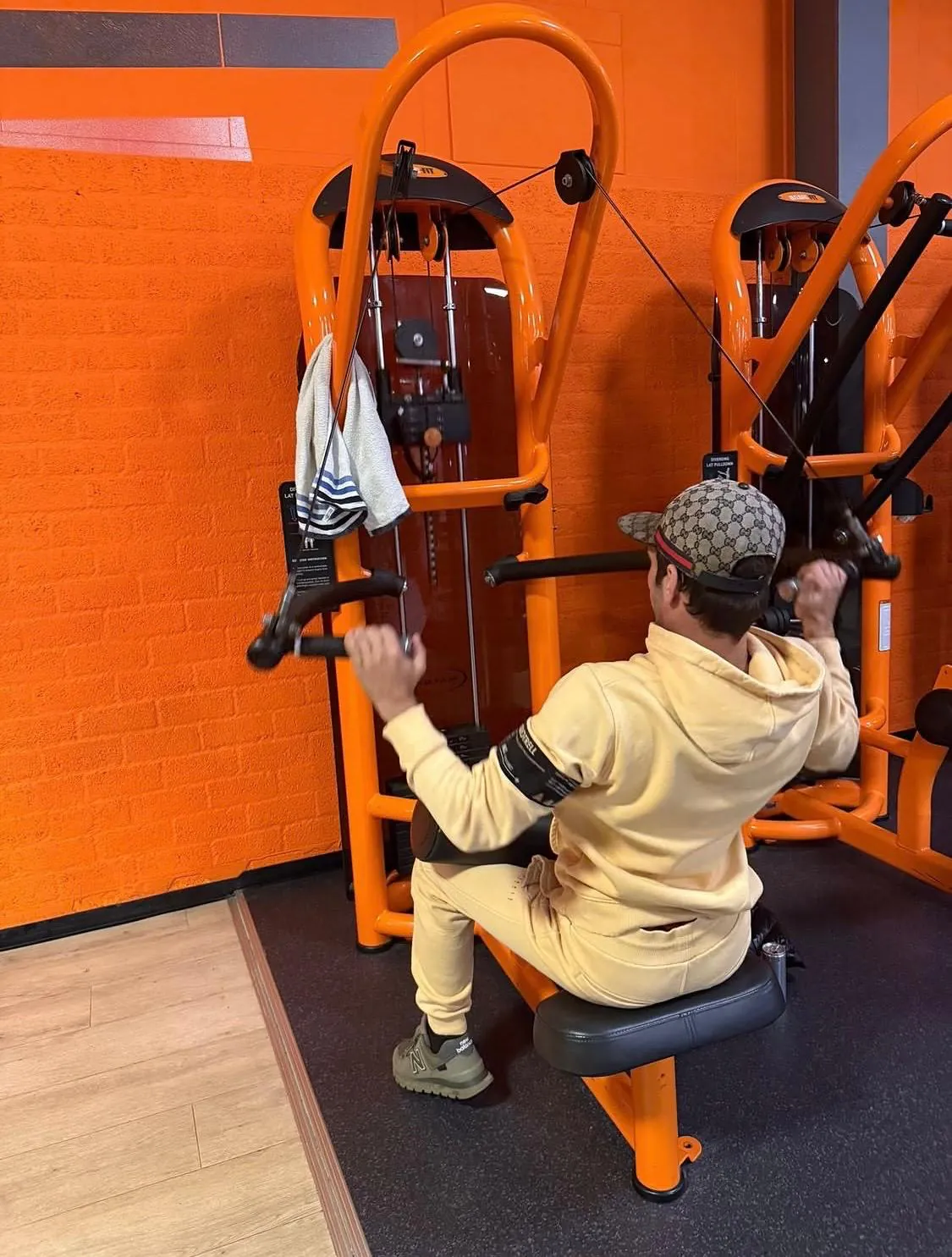 Cliënt traint in de sportschool