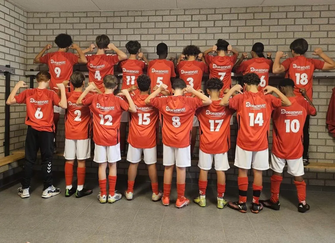 Jeugdteam in voetbalshirts met het logo van Doelbewust